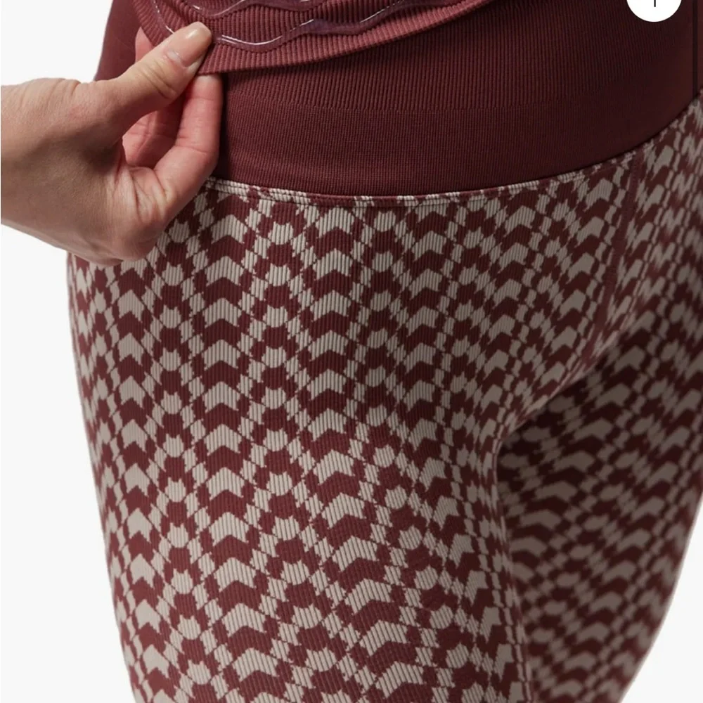 Spiritual Gangster| NWOT Women’s Size M/L Jacquard 7/8 Legging in Burgundy - Picture 3 of 10